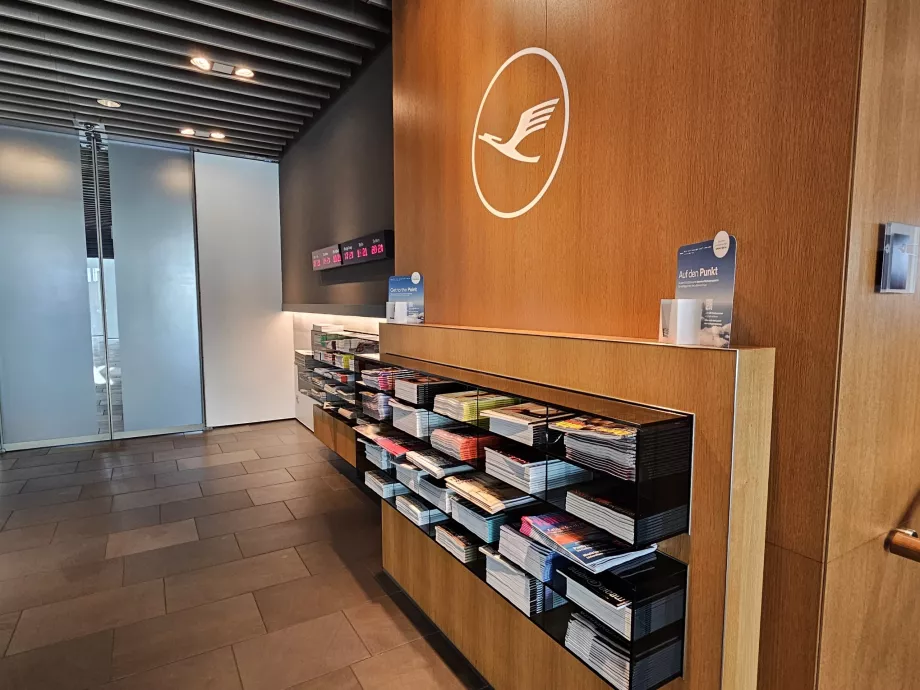 Logotipo de Lufthansa en la entrada de la sala VIP