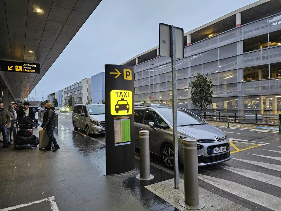 Parada de taxis frente al aeropuerto de Girona