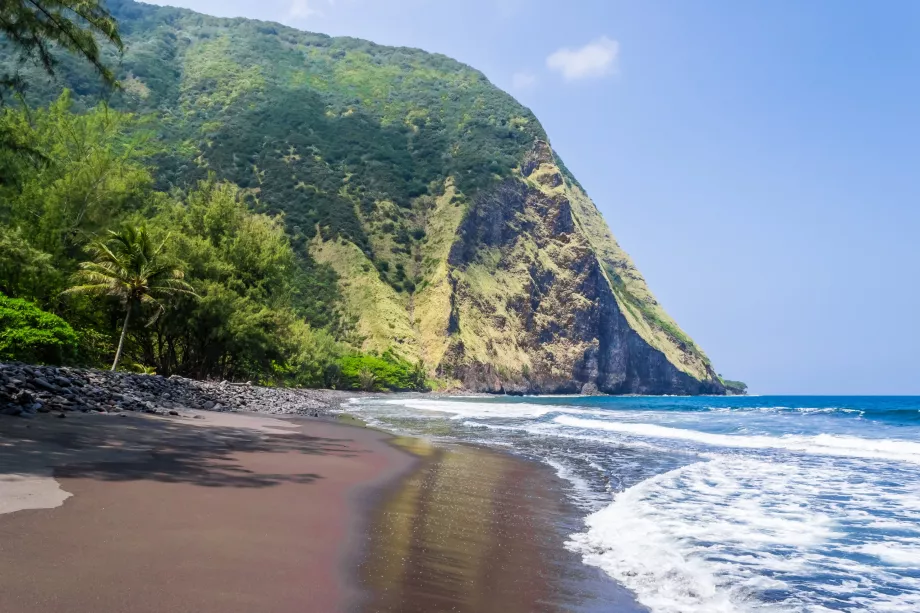 Playa de arena negra de Waipio