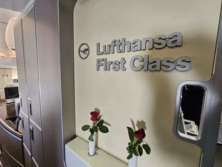 "Cartel "Lufthansa First Class
