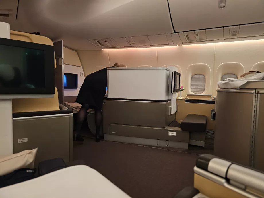Cabina de primera clase vista desde el asiento 2A