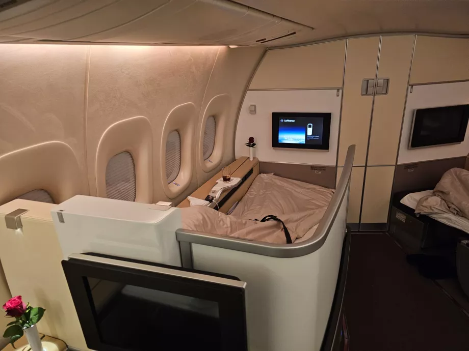 Mampara extensible que separa el asiento del pasillo