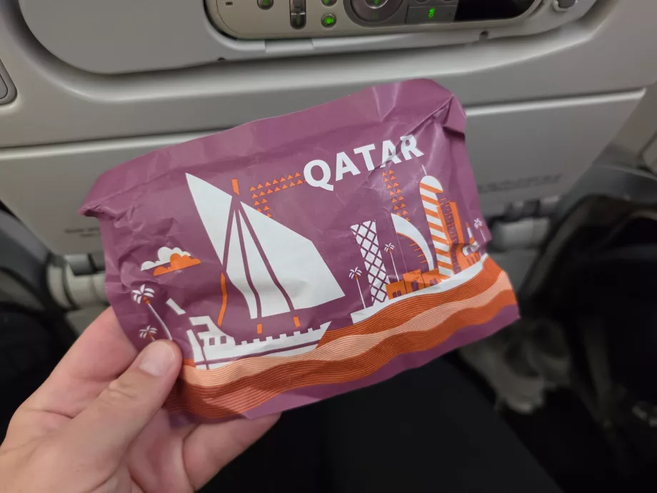 Una pequeña bolsa con artículos de aseo