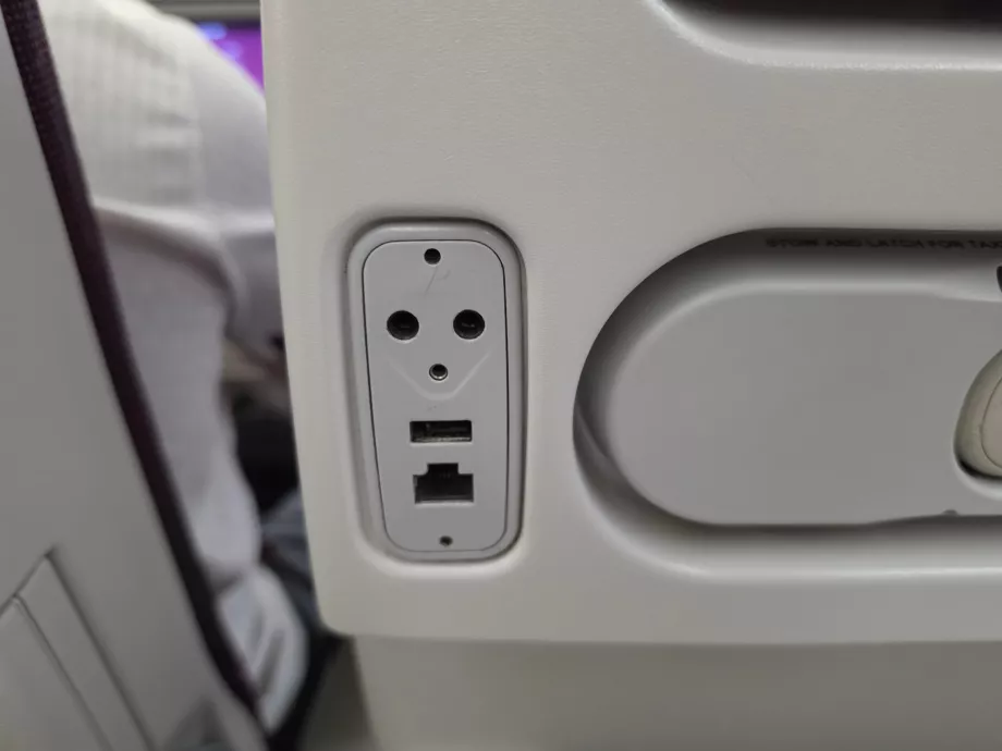 Puerto USB-A y conector para cable Ethernet