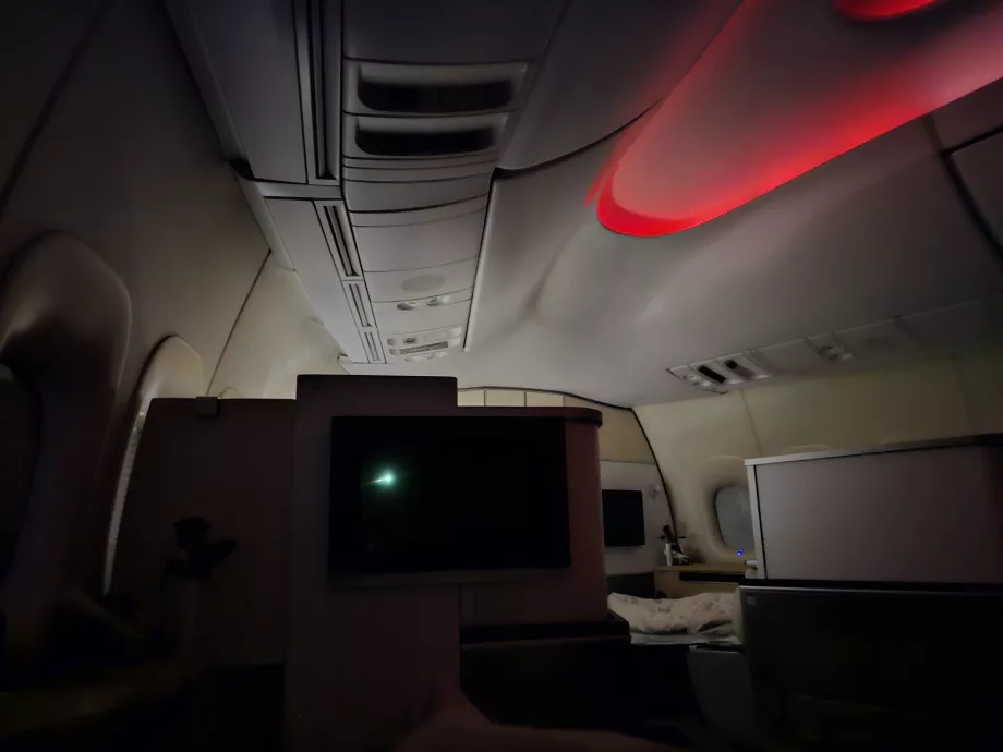 La lámpara del pasajero de la fila delante de mí