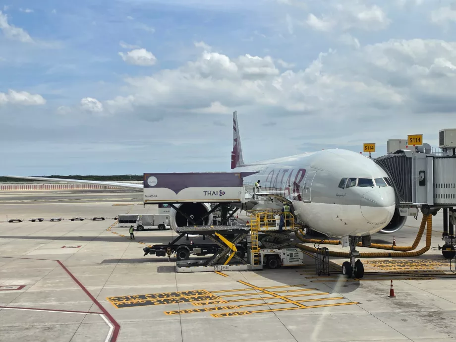 Nuestro Boeing 777-300 tras aterrizar en Bangkok