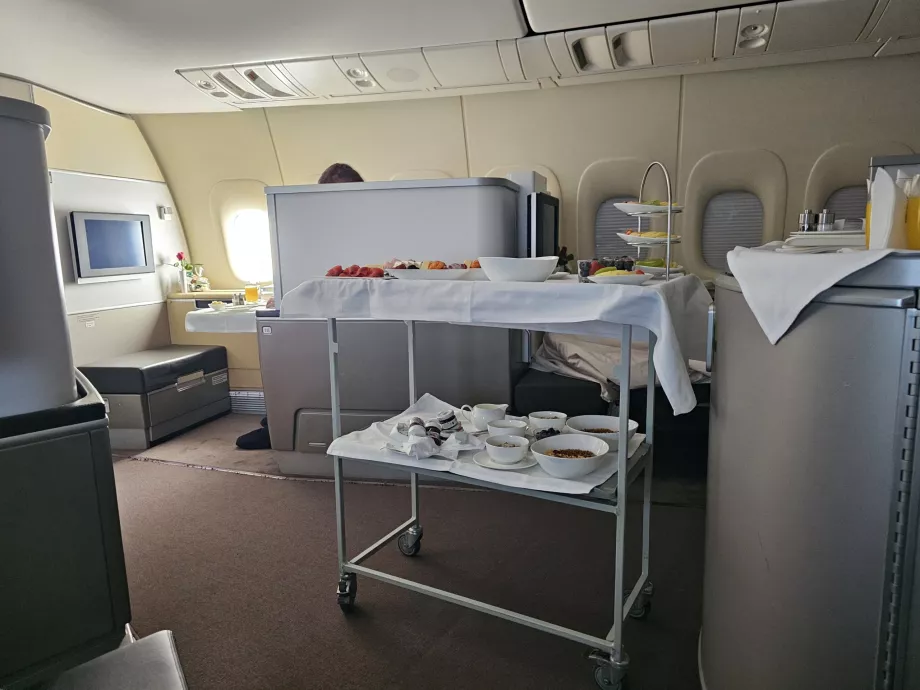 La mesa del desayuno y el servicio justo al lado de mi asiento