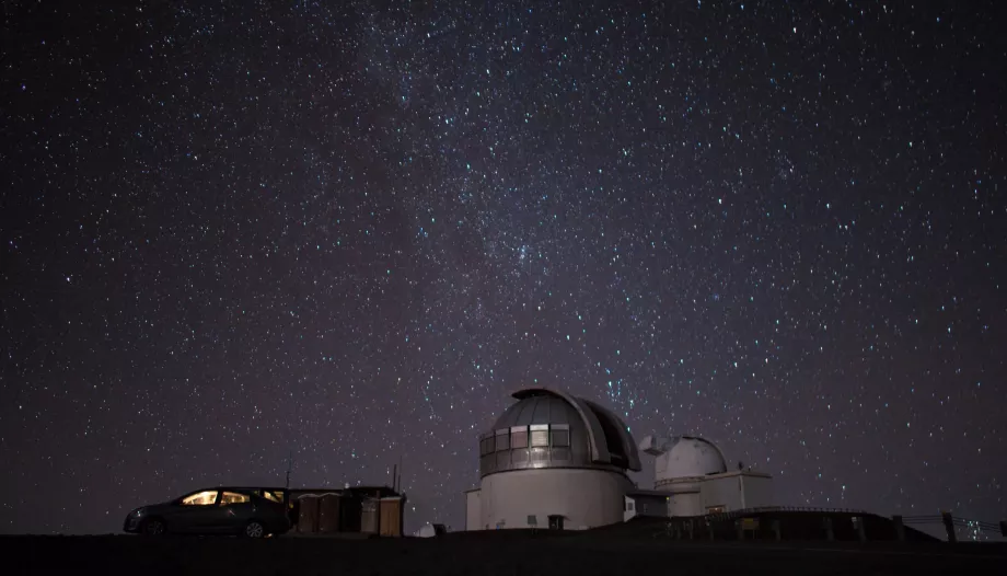 Cielo nocturno sobre Mauna Kea
