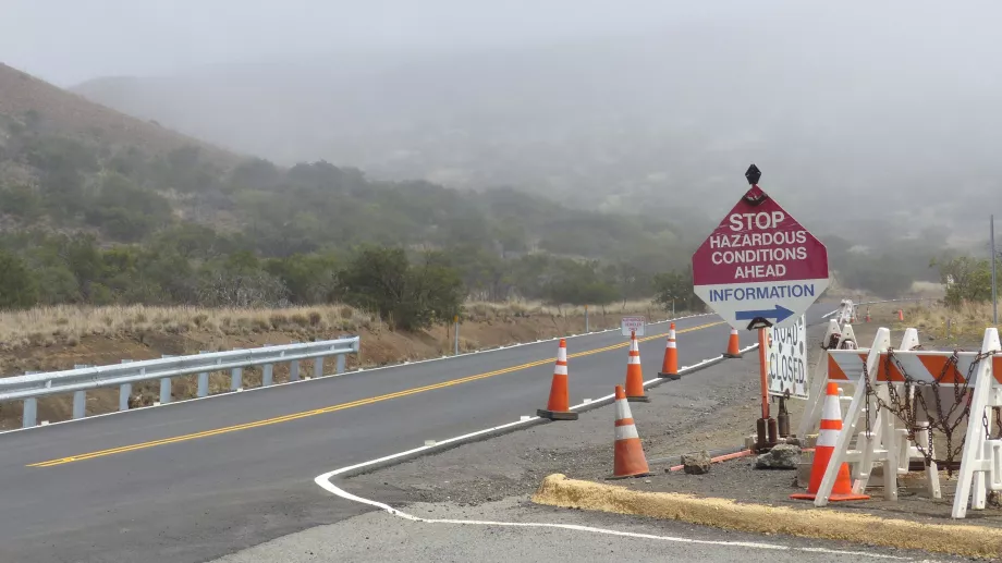 Señal informativa al comienzo de Mauna Kea Road