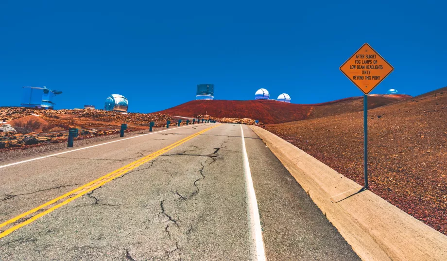 En la cumbre, en la oscuridad, utilice sólo las luces antiniebla, no las luces altas