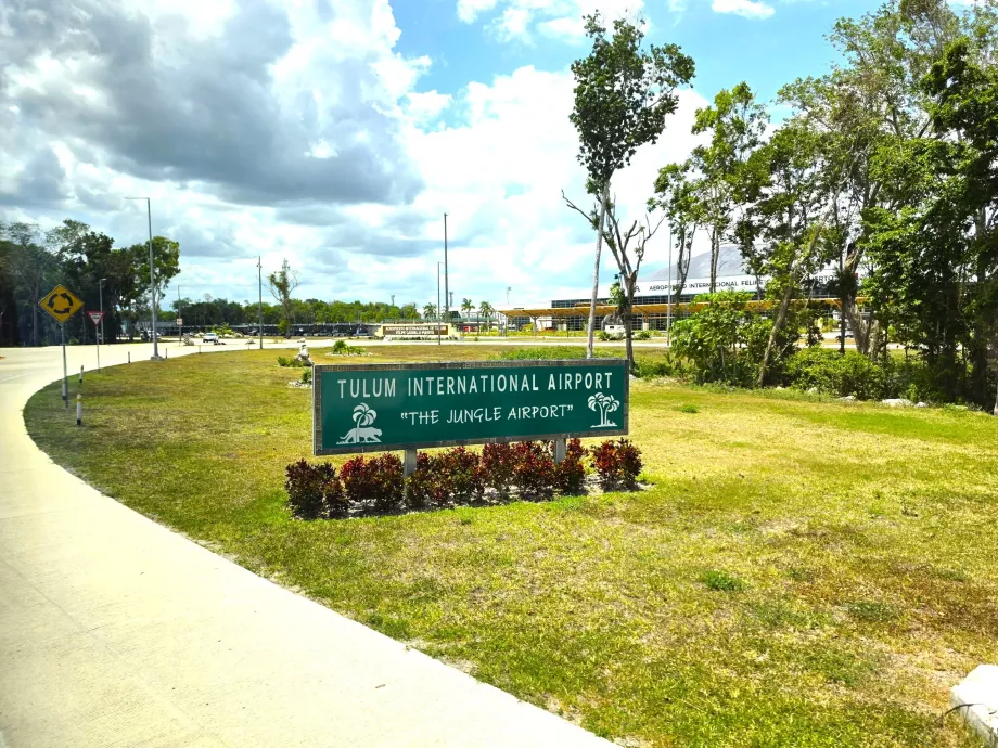 Entrada al aeropuerto de Tulum