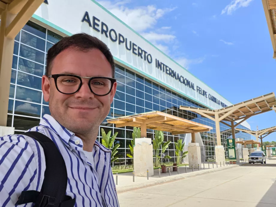 Yo delante de la terminal del aeropuerto de Tulum