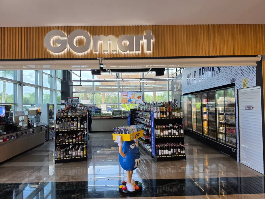 Tienda de conveniencia en la zona pública de la terminal de llegadas