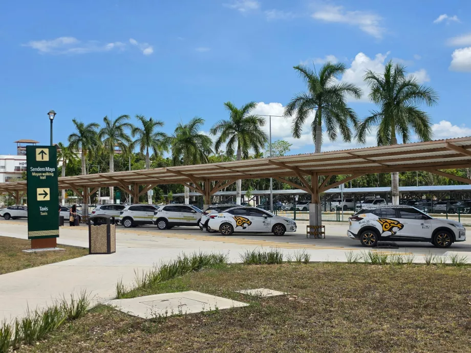 Parada de taxis (salida a la izquierda de la terminal de llegadas)