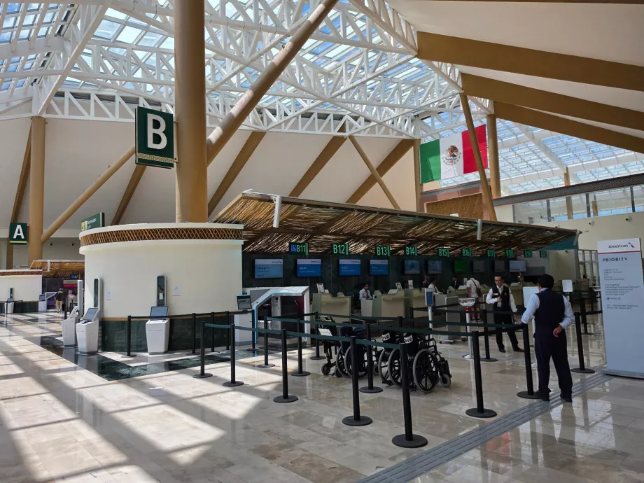 Planta de salidas, junto a los mostradores de facturación