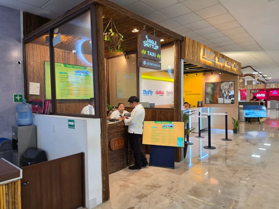 Mostrador de taxis en la terminal de llegadas