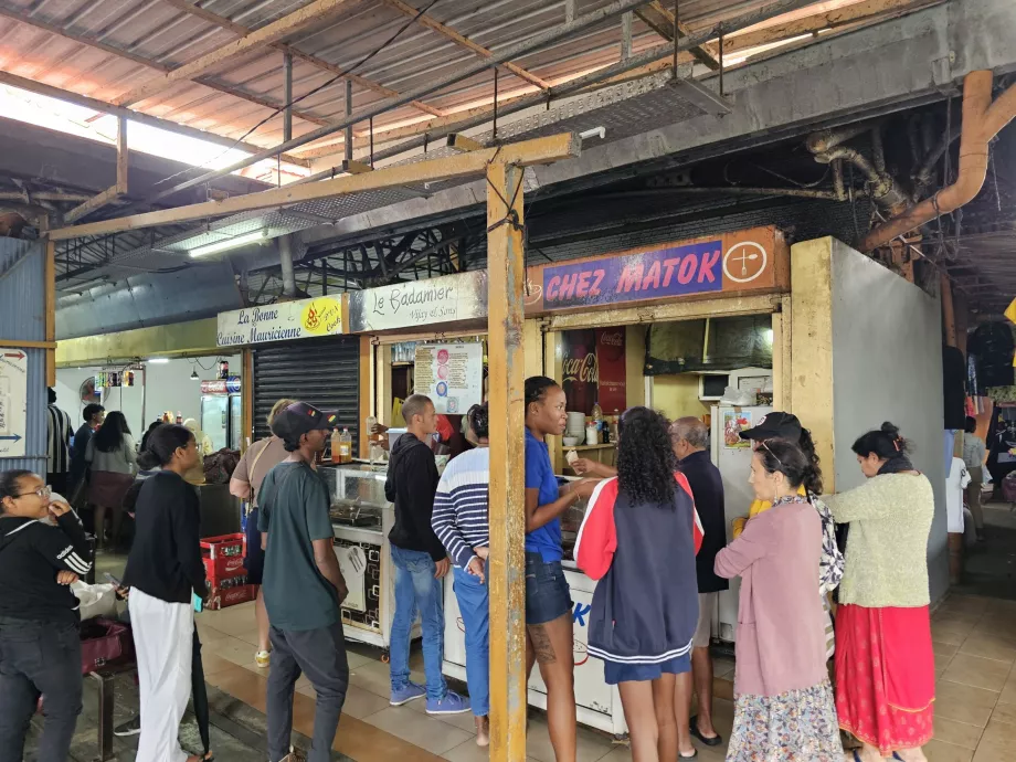Mercado en Central Flacq, puestos de comida