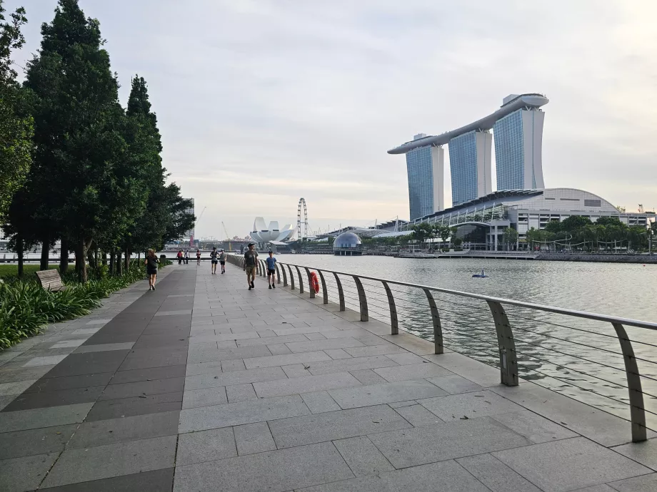 Paseo marítimo a lo largo de Marina Bay