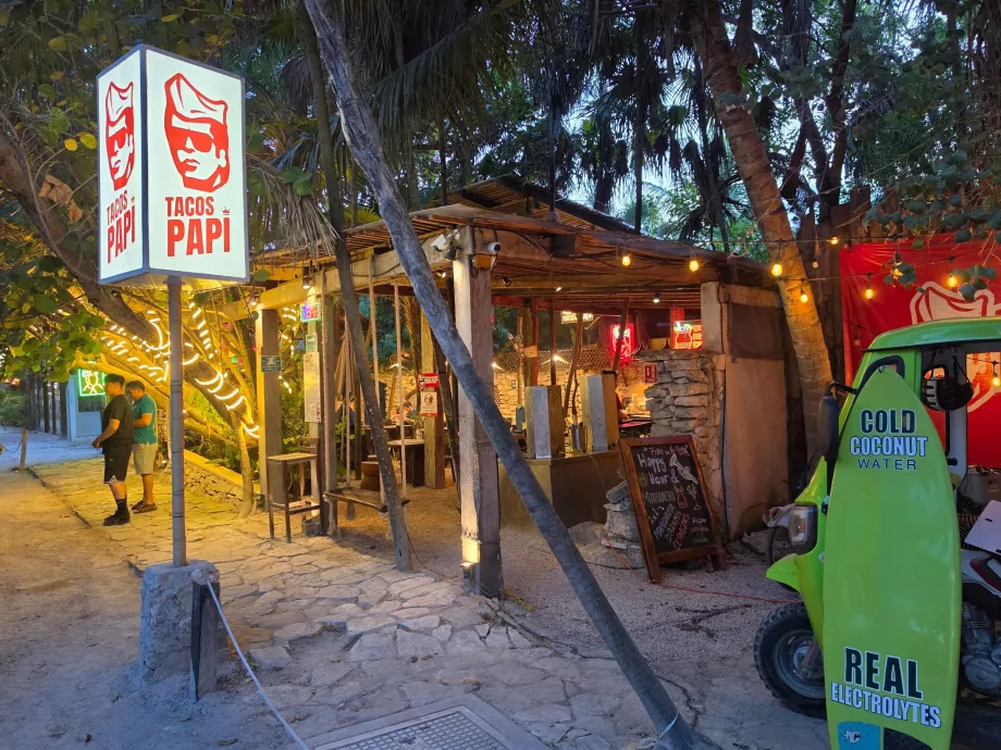 Tacos en la calle principal de Tulum