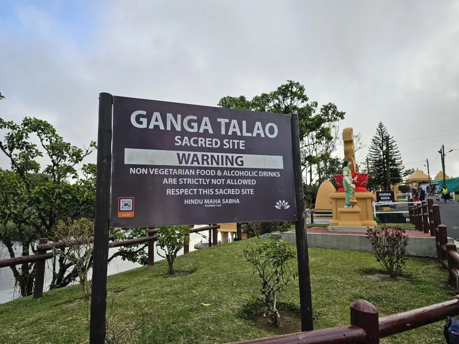 Carteles en el templo de Grand Bassin