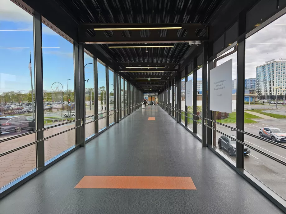 Corredor hasta las paradas de tranvía y autobús