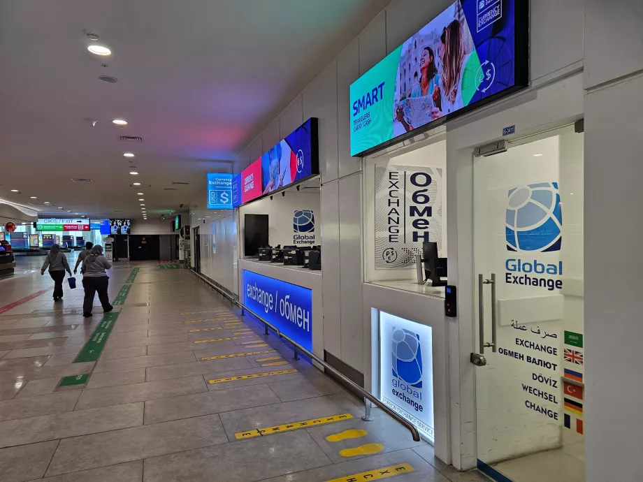 Cambio de divisas en la Terminal 2, junto a las cintas de equipaje