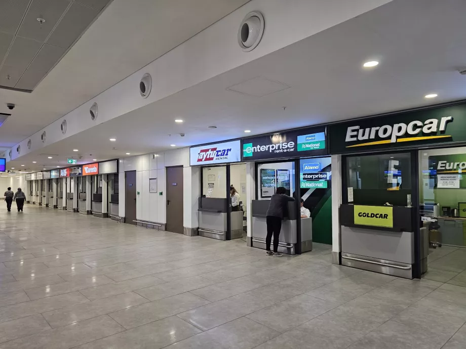 Mostradores de alquiler de coches en la Terminal 2