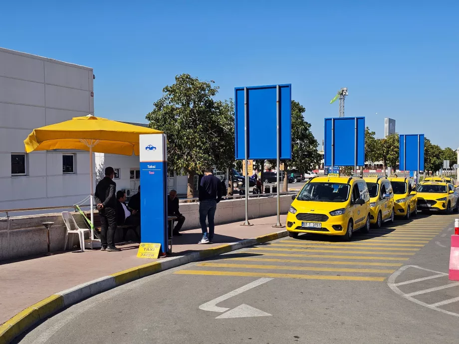 Parada de taxis frente a la Terminal 2