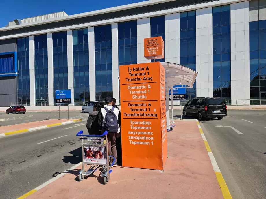 Parada del autobús lanzadera entre terminales frente a la Terminal 2