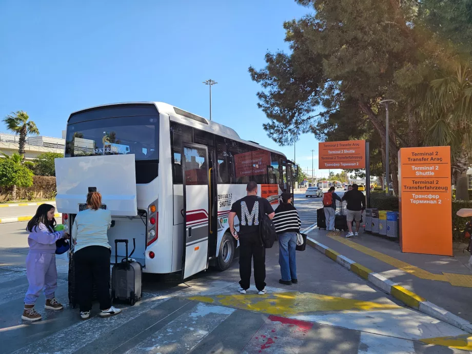 Parada del autobús lanzadera entre terminales frente a la Terminal 1