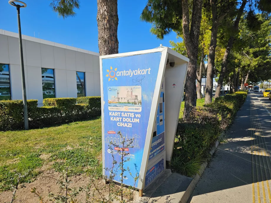 Máquina expendedora de AntalyaKart a la salida de la terminal 1