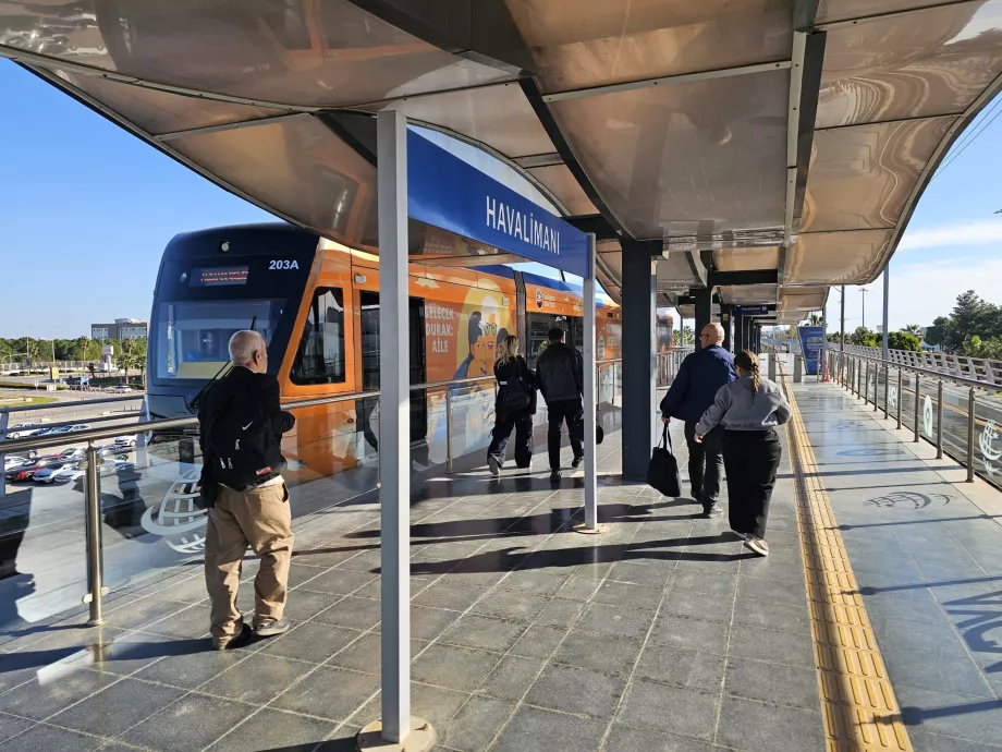 Parada de tranvía frente a la Terminal 1