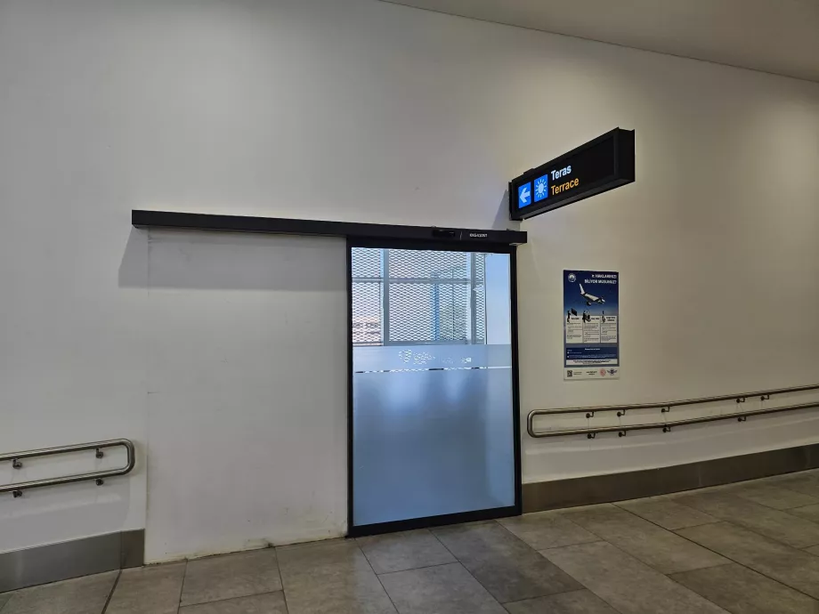 Terraza para fumadores tras el control de seguridad