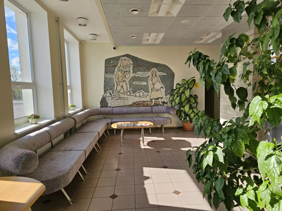 Sala de espera en la parte pública