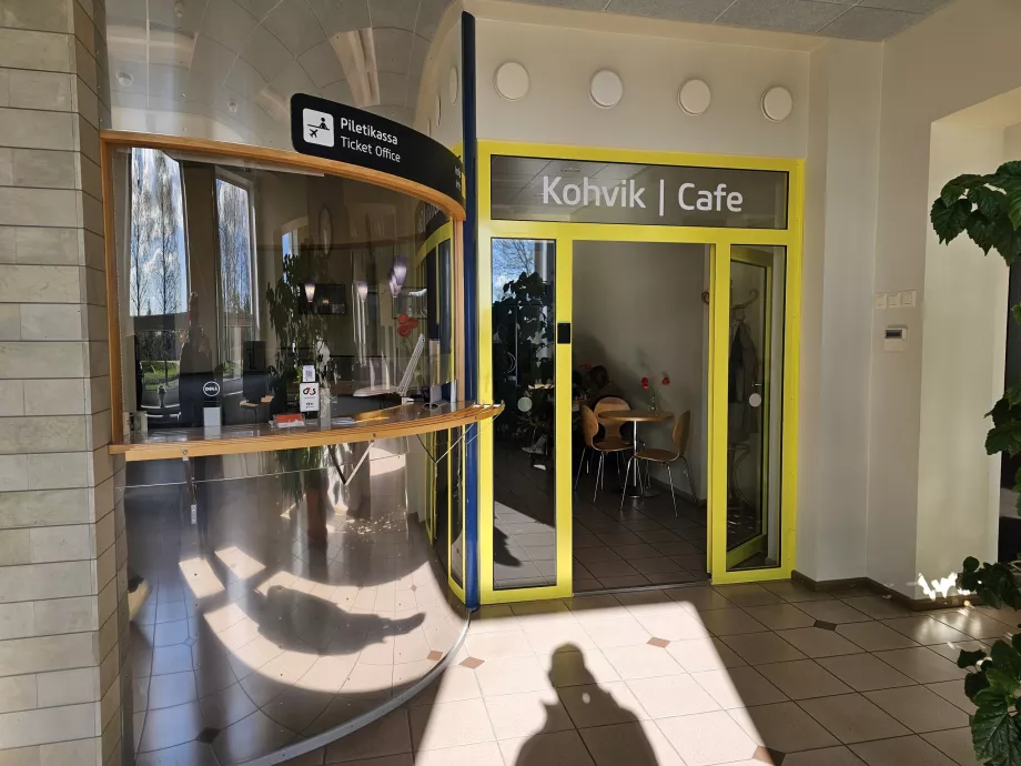 Cafetería en la parte pública de la terminal