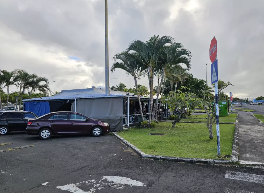 Refrescos en el aparcamiento de la parada de autobús