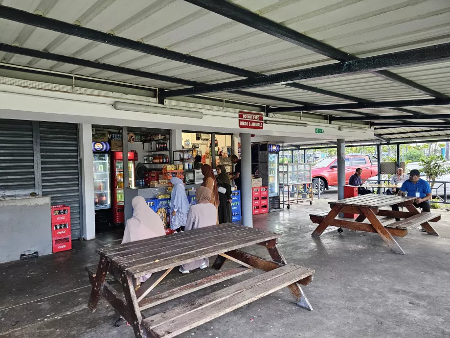 Refrescos en el aparcamiento de la parada de autobús