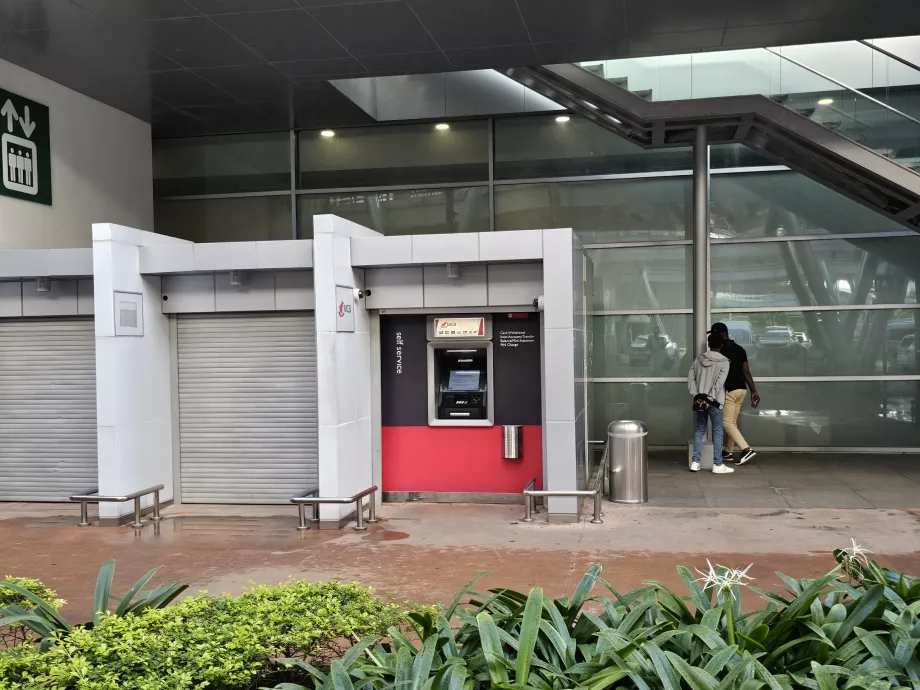 Cajero automático fuera del vestíbulo de llegadas