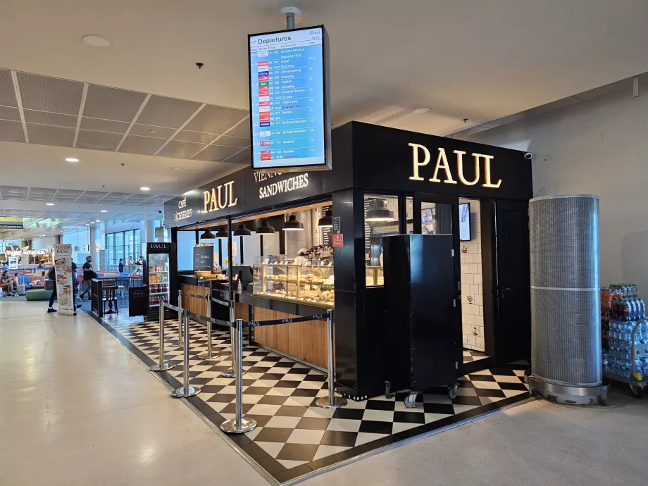 Panadería Paul en la zona de tránsito