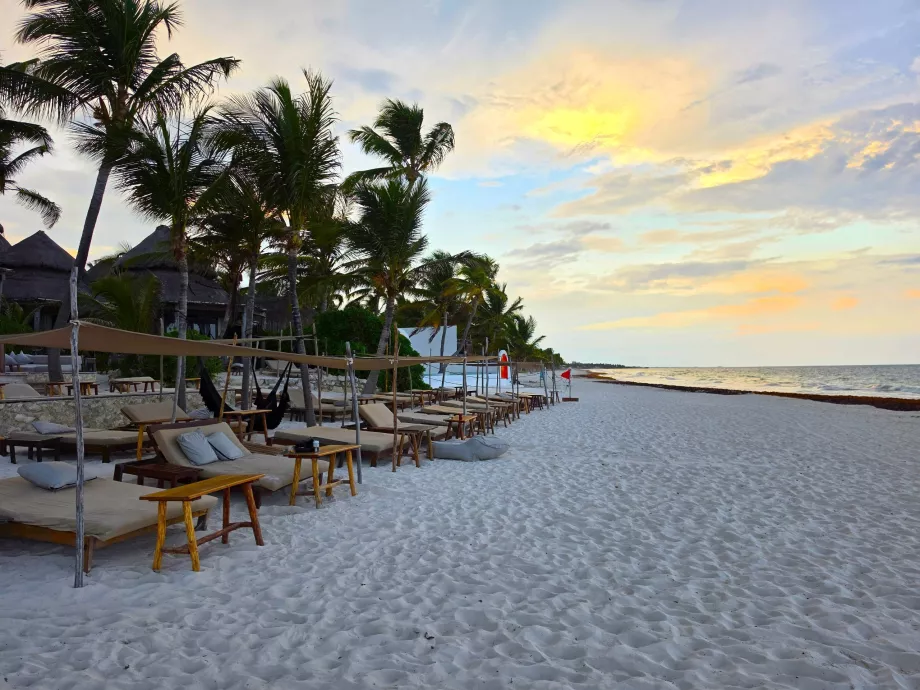 La playa de la zona hotelera de Tulum