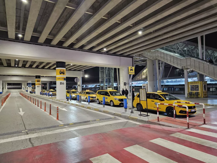 Paradas de taxi en el aeropuerto de Izmir