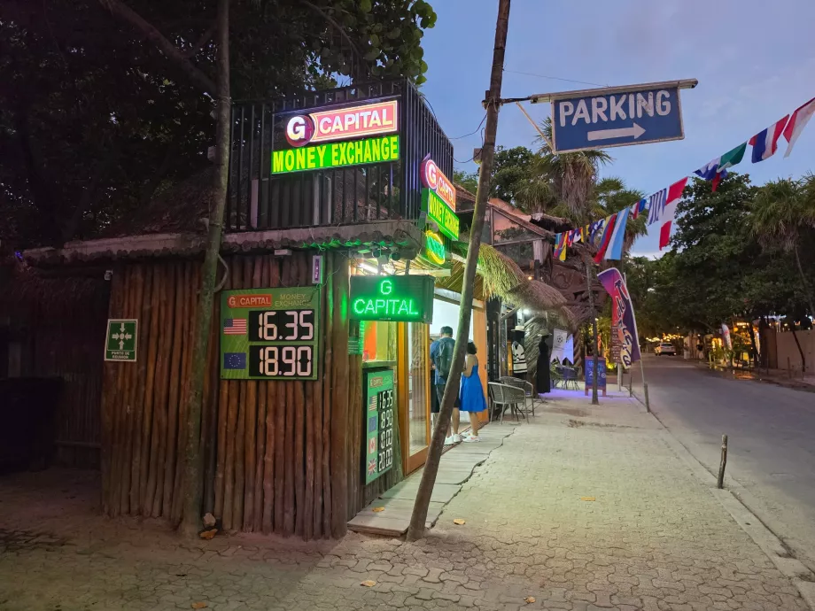 Oficinas de cambio de divisas en la calle principal