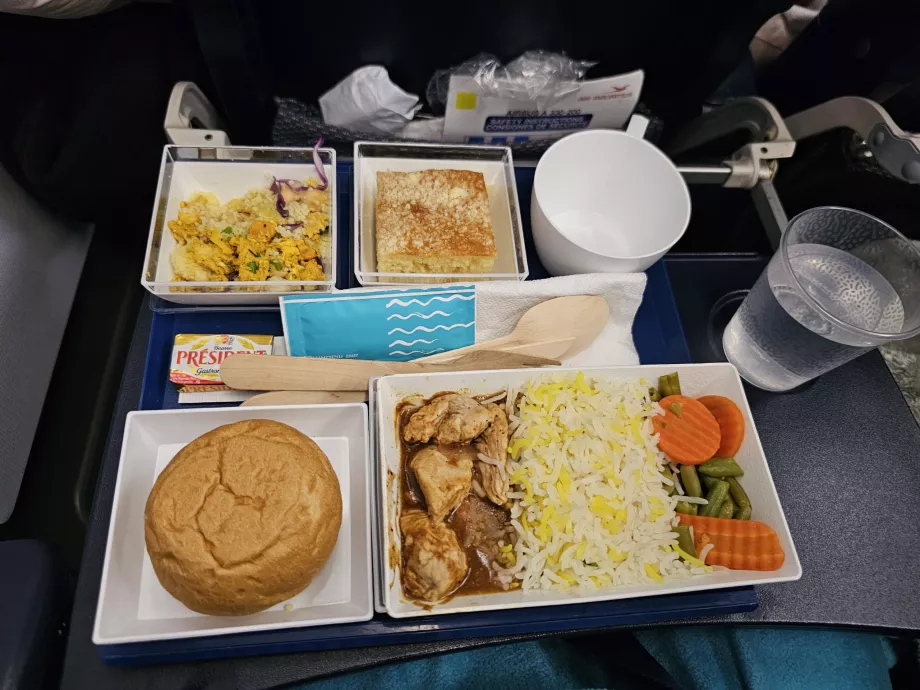 Cena en clase turista