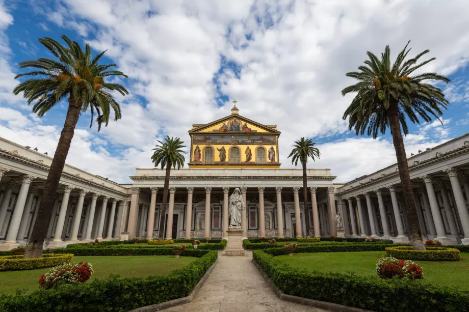 Basílica detrás del Castillo