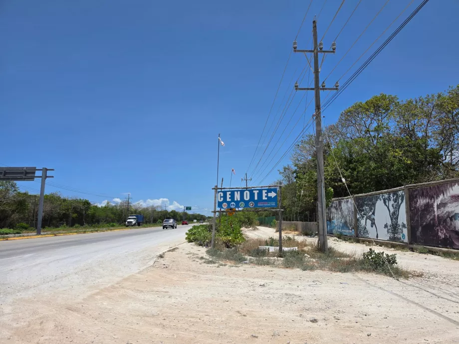 La salida de la autopista hacia el cenote de Aktun Chen