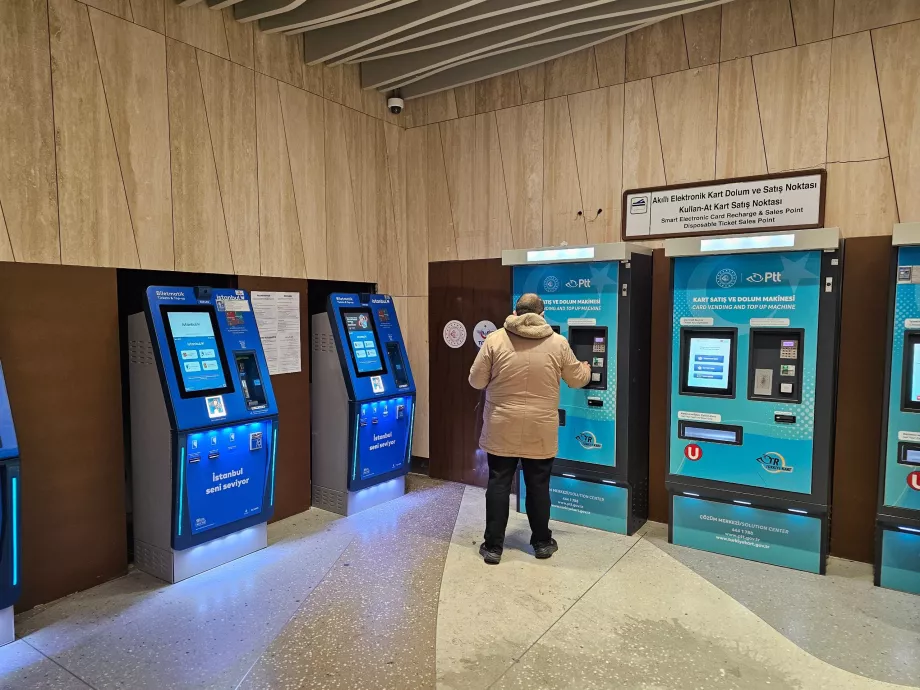 Máquinas azules a la izquierda - Istanbulkart; máquinas azules a la derecha - tarjeta PTT
