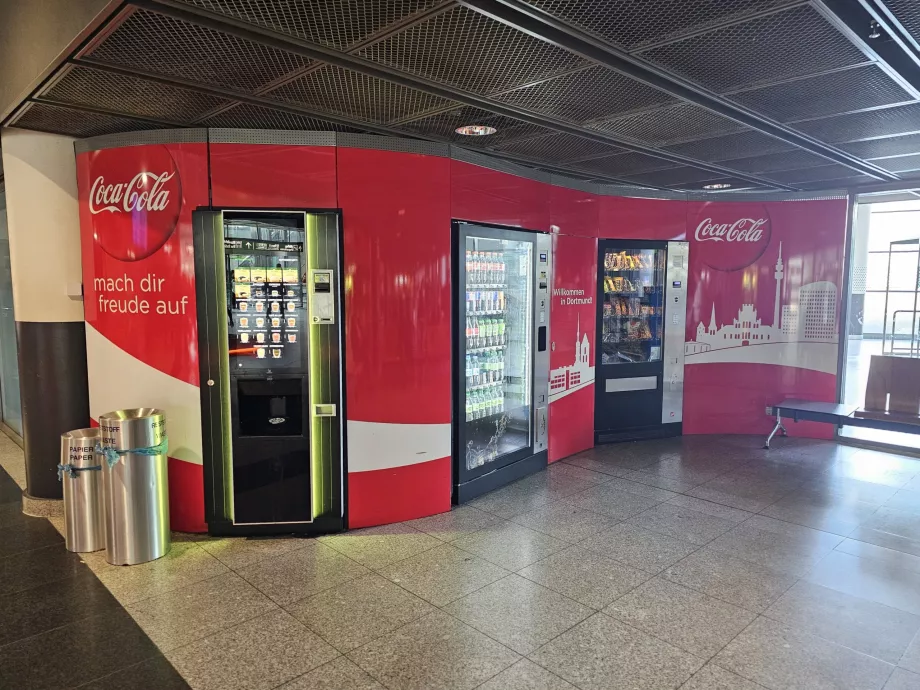Máquinas expendedoras en el vestíbulo de llegadas