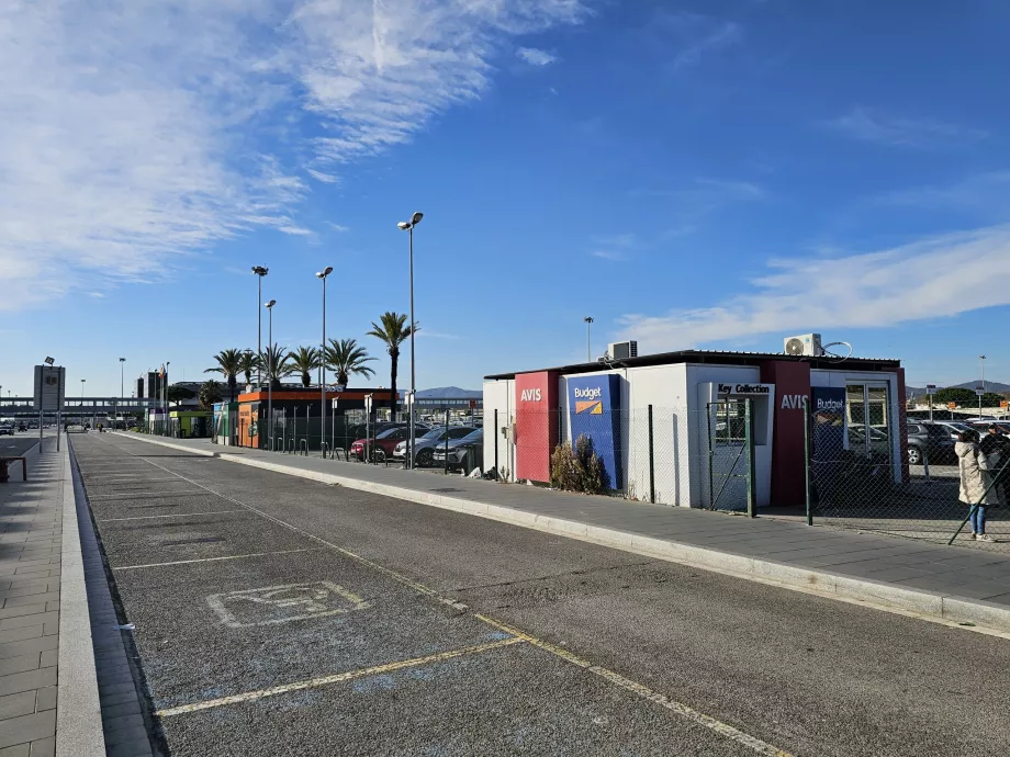 Alquiler de coches frente a la Terminal 2