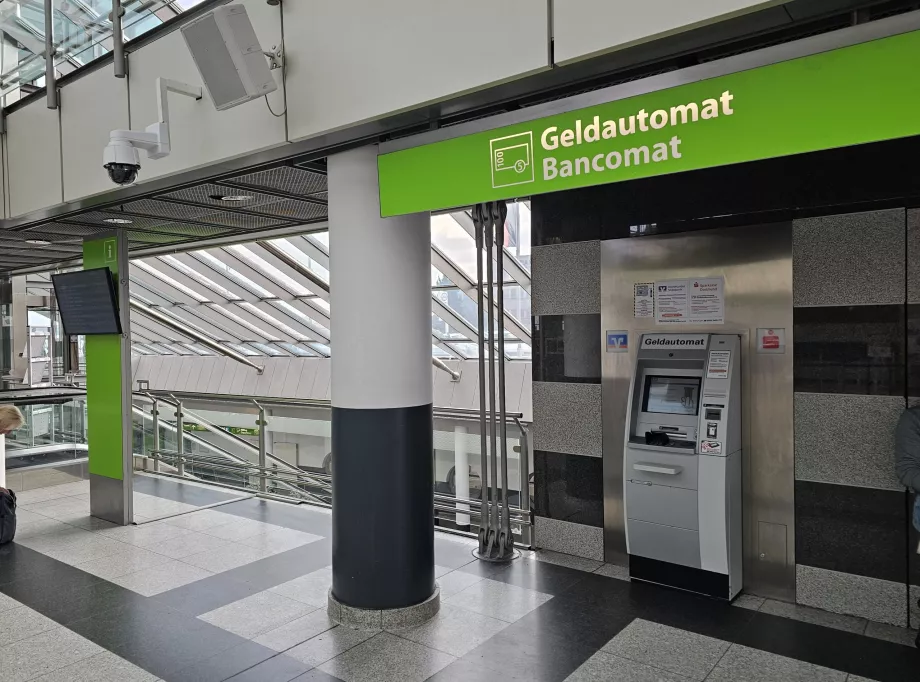 Cajero automático en la sala de embarque