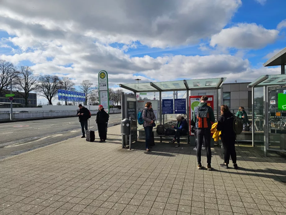 Parada de autobús 490 y máquina expendedora de billetes
